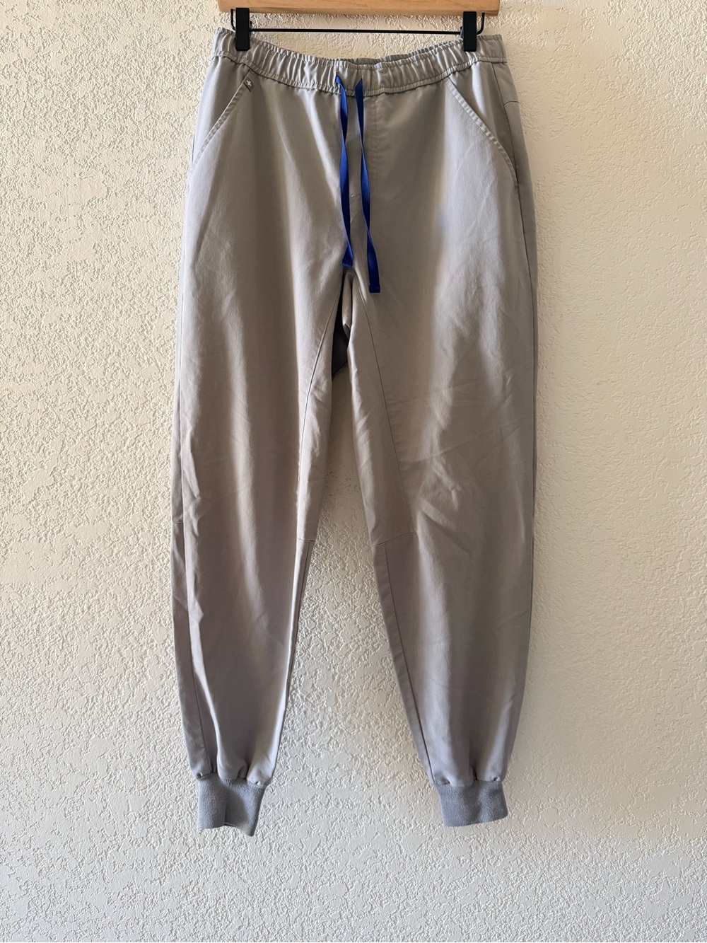 FIGS Tansen Jogger Light Gray Drawstring Medical Hospital Scrub Mens Pants Sz M